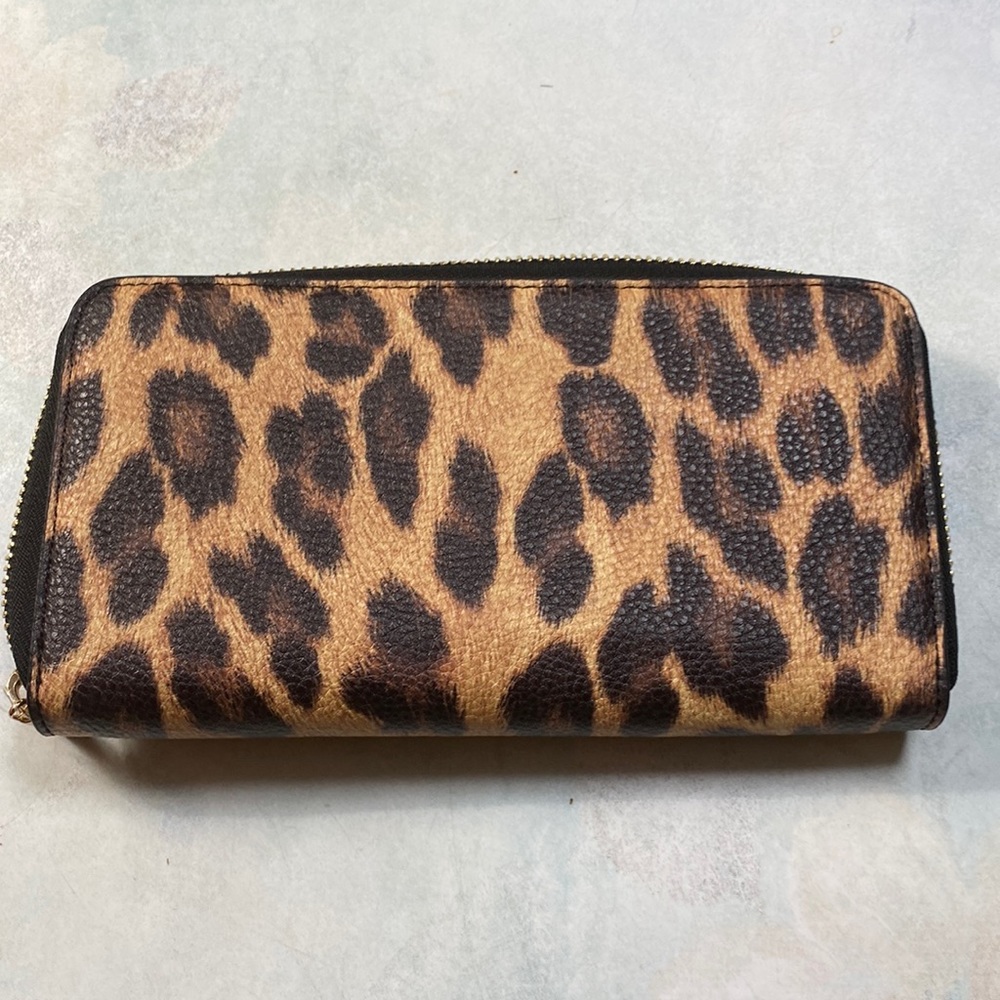 Beautiful wallet zipper on top